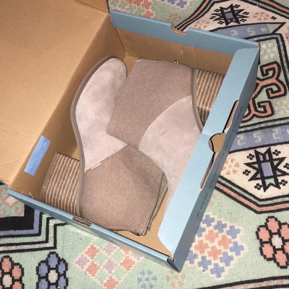 ✨NWT! TOMS Desert Taupe suede booties